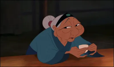 Qu'est-ce que la grand-mère de Mulan lui offre pour la sérénité avant son entrevue avec la Dame Marieuse ?