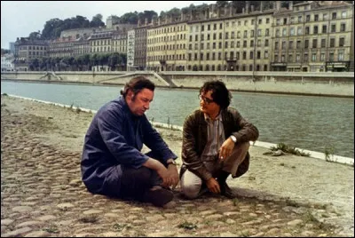 Le commissaire Guilboud (Jean Rochefort) apprend à Michel Descombes (Philippe Noiret) que son fils a tué un homme. Michel se solidarise avec son fils. Ce film, inspiré d'un roman dont l'action se déroule aux États-Unis, c'est ...