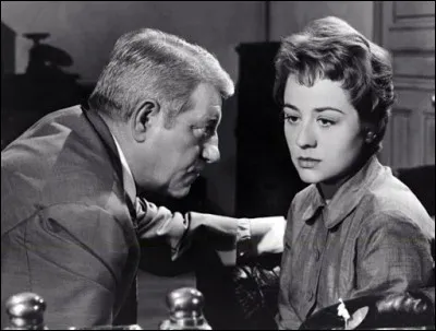 Dans le quartier parisien du Marais, plusieurs femmes seules ont été assassinées la nuit. Maigret soupçonne le criminel de chercher à le provoquer. Le commissaire est incarné ici par Jean Gabin, dans cette adaptation de Jean Delannoy :