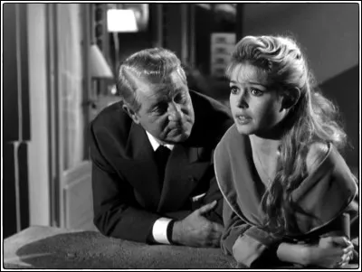 Dans ce film de Claude Autant-Lara, André Gobillot, avocat quinquagénaire (Jean Gabin), accepte de défendre Yvette Maudet (Brigitte Bardot) : c'est ...