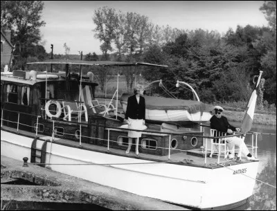 Cette autre adaptation de Jean Delannoy ne met pas en scène Maigret mais un héros de la guerre 1914-1918, Jérôme Napoléon Antoine, qui mène grande vie grâce à ses relations fortunées et gagne plus d'un million au jeu. C'est ...