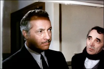 Tailleur d'origine arménienne, Kachoudas (Charles Aznavour), se rend compte que son voisin Léon Labbé (Michel Serrault) est l'étrangleur de vieilles femmes. C'est ...