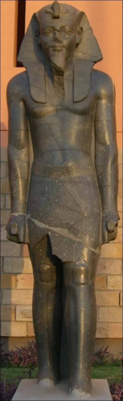 Après avoir réussi à faire la paix avec ses ennemis, après avoir construit de somptueux monuments comme les temples de Karnak ou de Louxor mais encore des tombeaux de la vallée des Rois, qui succède à Ramsès II décédé en -1213 ?