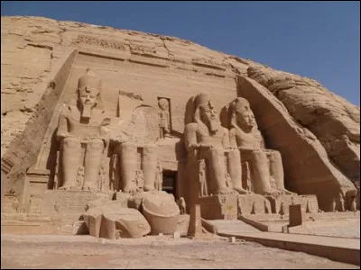 Ramsès II était aussi un grand bâtisseur, quelle est l'oeuvre la plus célèbre qu'il ait fait construire ?