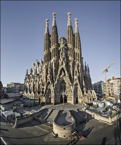 Dans quel pays se trouve la basilique Sagrada Familia ?