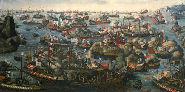 C'est, le 7 octobre 1571, la plus importante bataille navale de l'époque, entre la grande flotte ottomane et une flotte chrétienne faite d'escadres vénitiennes, espagnoles et génoises : elle se conclut par la défaite des Ottomans qui perdent la plus grande partie de leurs navires et plus de 20 000 hommes. L'événement a eu alors un retentissement considérable. De quelle bataille s'agit-il ?