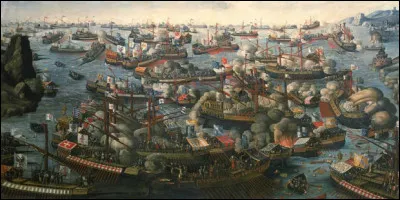 C'est, le 7 octobre 1571, la plus importante bataille navale de l'époque, entre la grande flotte ottomane et une flotte chrétienne faite d'escadres vénitiennes, espagnoles et génoises : elle se conclut par la défaite des Ottomans qui perdent la plus grande partie de leurs navires et plus de 20 000 hommes. L'événement a eu alors un retentissement considérable. De quelle bataille s'agit-il ?