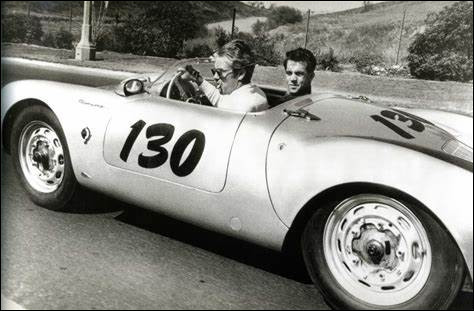Chacun sait que l'acteur américain James Dean s'est tué au volant de sa voiture. De quelle marque était celle-ci ?