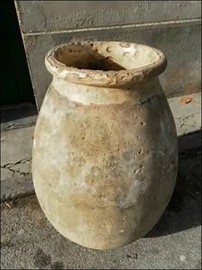 Pour procéder au tirage au sort, j'ai placé tous vos noms dans cette (...)