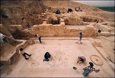 La ville de Zeugma, en actuelle Turquie, a disparu sous le célèbre barrage turc de Birecik. Elle se trouvait sur une route surnommée "route sud de la soie", qui reliait Orient et :