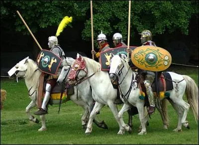 L'armée romaine comprend des troupes auxiliaires formées de soldats originaires des peuples alliés ou soumis à Rome. Après 25 ans de service, qu'obtenaient-elles ?