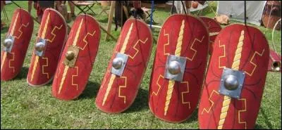 Le légionnaire utilisait un grand bouclier ovale, puis rectangulaire, le scutum, pour se défendre. De quoi ce bouclier était-il fait ?