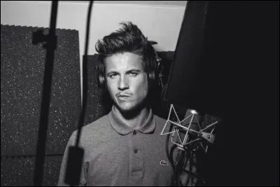 Selon le titre d'un morceau de Nekfeu, que fait-il en parallèle des jeux vidéo ?