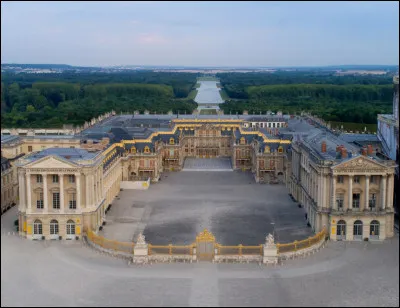 Dans quel département se situe Versailles et son "petit" château ?