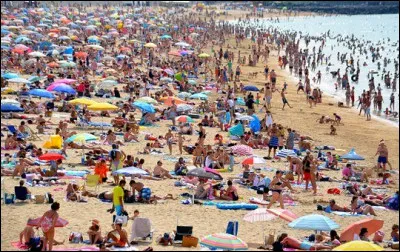 Laquelle de ces trois villes possède une plage ?