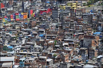 Dans quel pays désigne-t-on un bidonville par le terme ''favela'' ?