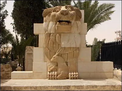 Autre question sur la Syrie : le Lion de Palmyre est une statue de 3,5 mètres de haut, elle a été construite au Ier siècle avant J.-C. et elle a été découverte en 1977. Le lion a malheureusement été détruite en 2015. Quelle est la cause de cette destruction ?