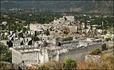 Quelle est la particularité du petit village de Kayaköy, situé en Turquie ?