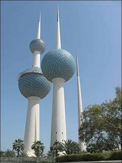 Passons maintenant au Koweït : quelle est la hauteur de la plus haute tour des Kuwait Towers, qui sont trois tours en béton armé inaugurées en 1977 ?