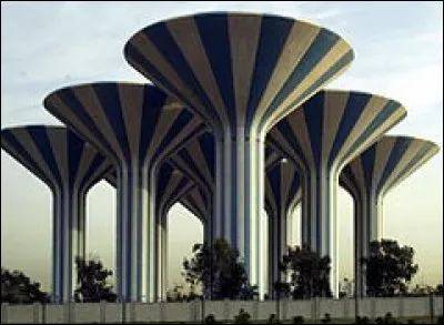 Dernière question sur le Koweït : en quelle année la construction des Kuwait Water Towers, qui sont un groupe important de 31 châteaux d'eau à Koweït City, s'est-elle terminée ?