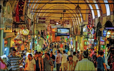 Dans quelle ville se trouve le célèbre "Grand Bazar" ?