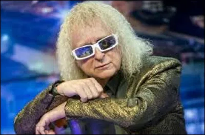 Quel chanteur est mis à l'honneur dans l'album de reprises que feront les académiciens ?