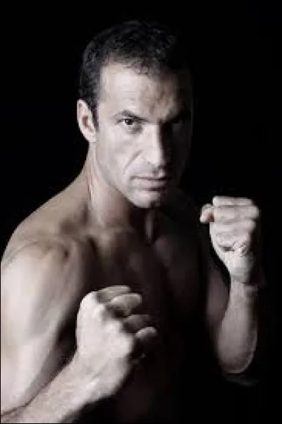 Comment s'appelle le professeur de sports ?