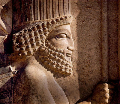 Fondateur de l'Empire perse, ce roi de la dynastie des Achéménides a régné d'environ 559 av. J.-C. à 530 av. J.-C. Son règne a été marqué par des conquêtes d'une ampleur sans précédent : après avoir soumis les Mèdes, il a placé la Lydie, l'Ionie, la Bactriane et le royaume de Babylone dans son empire.