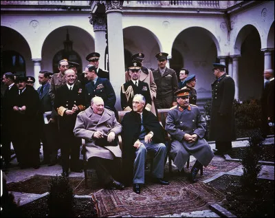 Dans quelle ville s'est déroulée la conférence tenue en février 1945 qui vise à préparer la paix et l'Europe de l'après-guerre ?