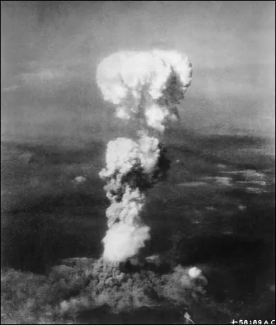 Quelles sont les deux villes japonaises qui ont été la cible de bombardements atomiques ? Ces bombardements ont par la suite précipité la capitulation du Japon.