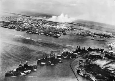 Quelle base militaire américaine se fait attaquer par le Japon en décembre 1941 basculant ainsi l'entrée des États-Unis dans le conflit ?