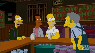 Dans le bar de Moe, que contient le bocal en verre situé sur le comptoir ?