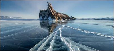 Le lac Baïkal, situé aux confins des montagnes sibériennes et parfois surnommé "Perle de Sibérie", constitue la plus grande réserve d'eau douce sur Terre. Ce n'est néanmoins par le seul record qu'il détient. En effet, c'est aussi...