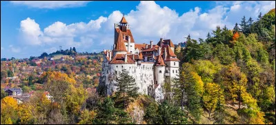 Le château de Bran, souvent associé à Vlad III l'Empaleur, domine les collines roumaines de Transylvanie. Considérée à tort comme un lieu sinistre et hanté, la résidence supposée du terrible prince de Valachie semble être un véritable havre de paix. Quel célèbre personnage de légende Vlad Tepeș a-t-il inspiré ?