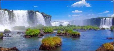 Les chutes d'Iguazú, situées au milieu de la forêt tropicale, sont composées de pas moins de 275 cascades sur un front de trois kilomètres. Inscrites au patrimoine de l'UNESCO en 1984, elles ont la particularité, en-dehors de leur grandiose beauté, d'être situées à l'intersection de deux pays sud-américains. Lesquels ?