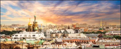 Ville témoin d'un terrible passé, l'actuelle Saint-Pétersbourg n'a pas toujours été ainsi nommée. Petrograd et Leningrad en furent deux autres tristement célèbres dénominations pendant l'ère soviétique. Quelle autre ville actuelle a aussi un temps subi le lourd fardeau de porter le nom d'un tyran bolchevique ?