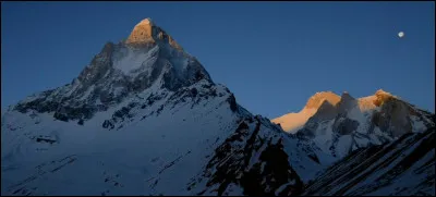 Le Shivling est un sommet himalayen aux allures de Cervin et culminant à 6543 mètres d'altitude. Il fut vaincu pour la première fois en 1974 par une équipe menée par Hukam Singh. Sa forme caractéristique lui a valu son nom aussi suggestif que sacré : à quelle partie du corps du dieu Shiva ce dernier est-il associé ?
