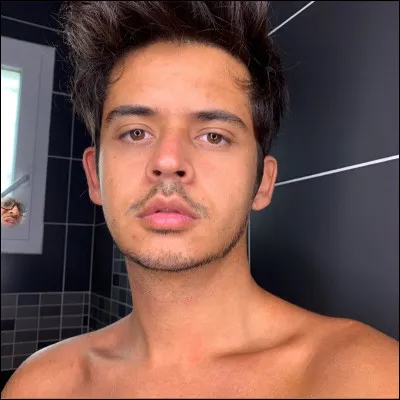 Vrai ou faux ? Il a un tableau de sa chienne habillée en noble.