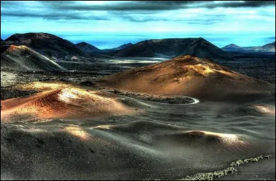 Il rêvait, enfant, d'être libre comme un gitan, il voyait des plages de sable noir où couraient des chevaux sauvages, il dessinait dans ses cahiers, les sentiers secrets des montagnes d'Espagne...