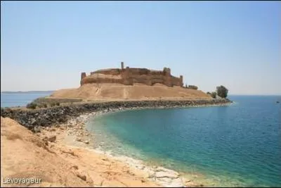 Dans quel pays se trouve le lac artificiel d'Assad, cr suite  la construction d'un barrage ?