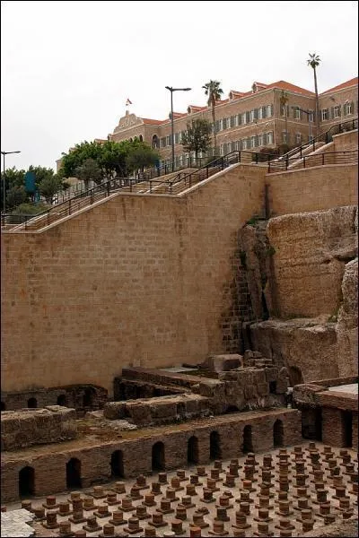 Dans quelle ville dtruite par la guerre a t engag dans les annes 90 le plus grand chantier de fouilles archologiques du monde ?