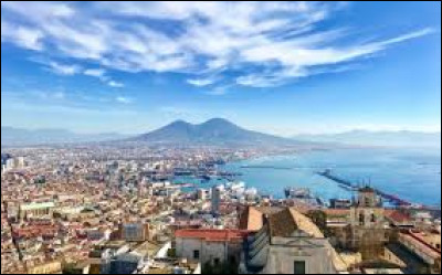 La ville de Naples se situe dans la région de la Vénétie.