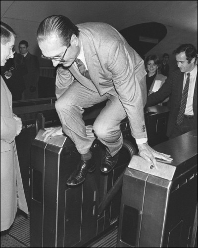 Quelle expression souvent utilisée par Jacques Chirac, aurait été utilisée pour la première fois en novembre 1987, durant la Première cohabitation, en réponse aux critiques émises par le président de la République François Mitterrand ?