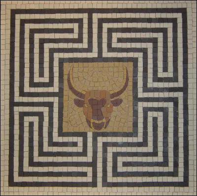 Dans la mythologie grecque, qui a construit un labyrinthe pour enfermer le Minotaure ?