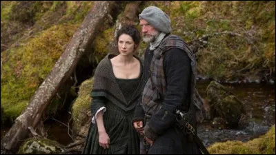 Où Claire doit-elle se rendre avec Dougal ? Comment est-elle accueillie ?