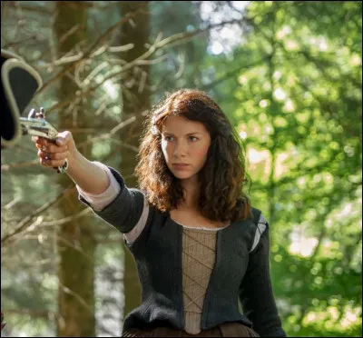 Qui vient la rejoindre dans la salle du repas ? Que fait-il pour la faire parler ?