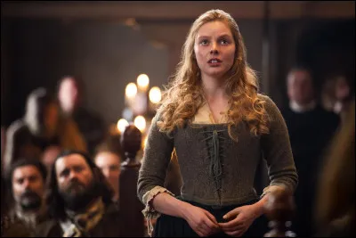 Collum a arrangé un procès pour sorcellerie à Geillis. Que fait Laoghaire envers Claire concernant ses affaires de "sorcellerie" ?