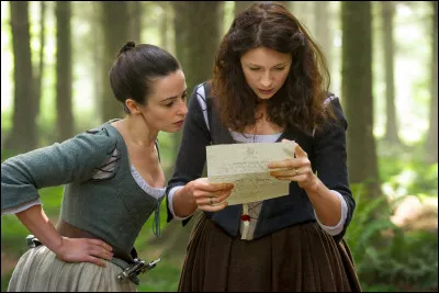 Jamie et Claire sont rentrés au domaine familial : Lallybroch. Jamie est tombé dans une embuscade avec Ian (ami d'enfance de Jamie et mari de Jenny). Ian a réussi à s'échapper. Que fait Claire pour retrouver Jamie et avec qui ?