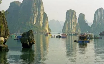 Quelle capitale s'ouvre sur la baie d'Ha Long ?