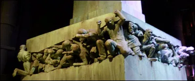 Pour finir, on peut voir la tapisserie des Black, le bureau d'Ombrage, le ministère de la Magie et cette fameuse statue, comment se nomme-t-elle ?